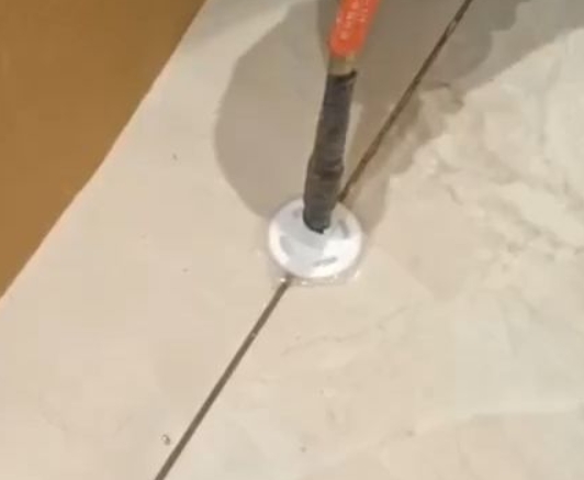 晋源瓷砖空鼓维修公司专业解答瓷砖在铺贴过程中，如果没有涂抹均匀到位的粘结材料（如水泥砂浆或瓷砖胶），可能会导致以下问题
