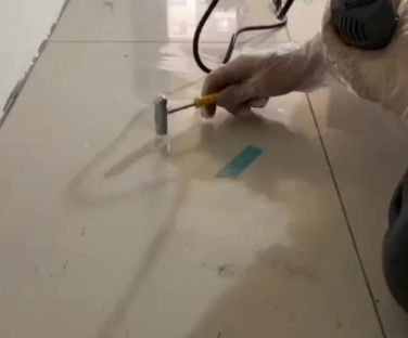 晋源瓷砖开裂维修公司专业分享瓷砖在铺贴前如果没有沥干水分，将会导致以下问题